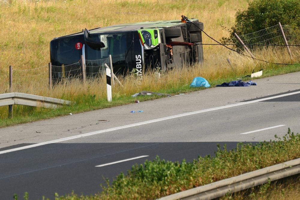 Bus på siden i grøft