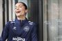 kvindelig fodboldspiller i stort grin