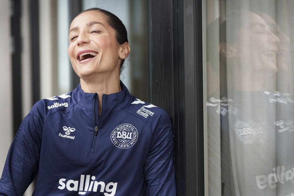 kvindelig fodboldspiller i stort grin