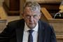 mand kigger op mod kameraet