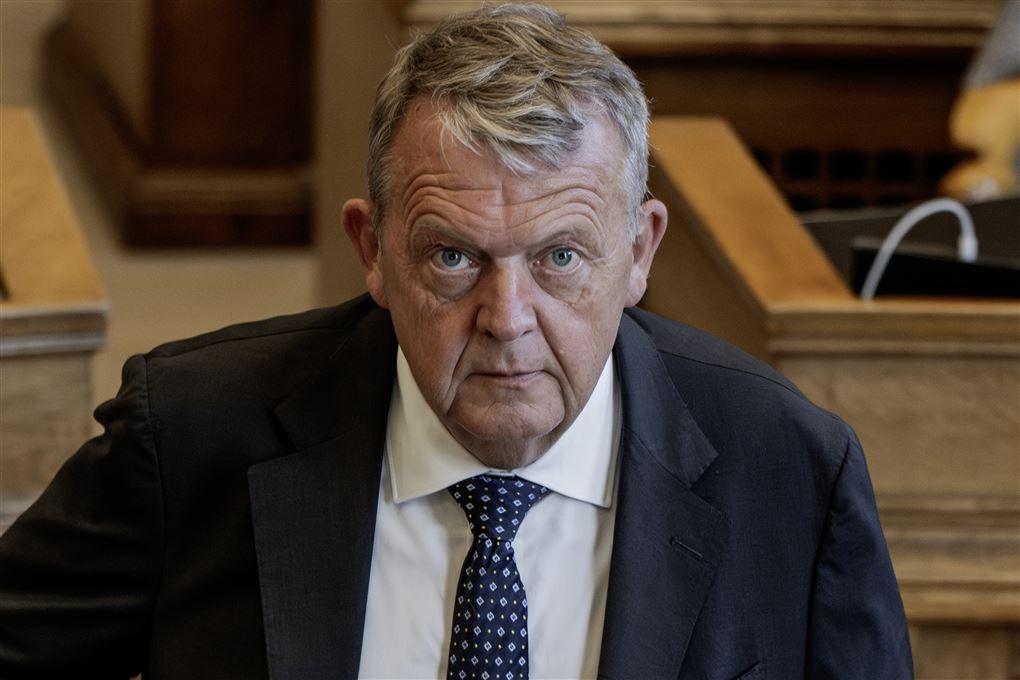 mand kigger op mod kameraet