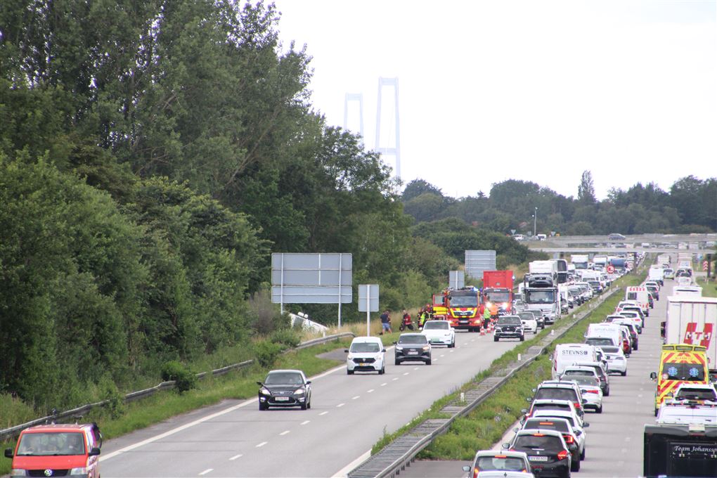 lang bil-kø på motorvej