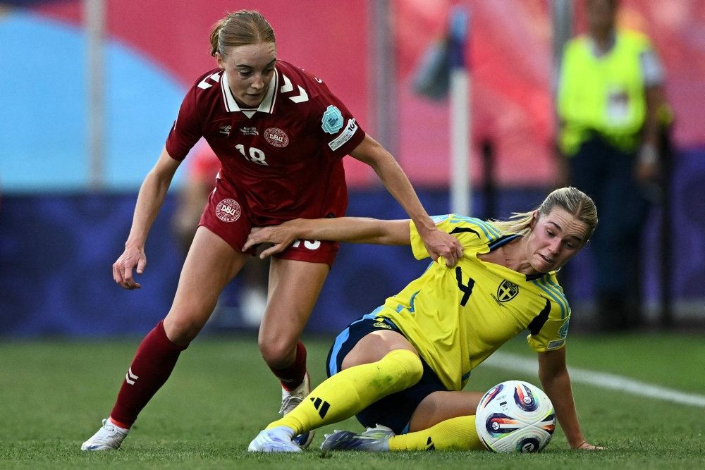 Kvinder spiller fodbold
