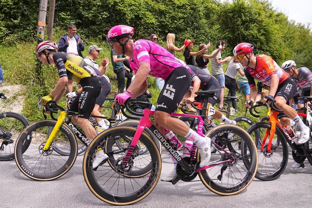 cykelrytter har rejst sig i sadlerne