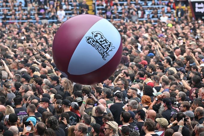 folkemængde til koncert