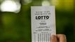 person holder Lotto-kupon