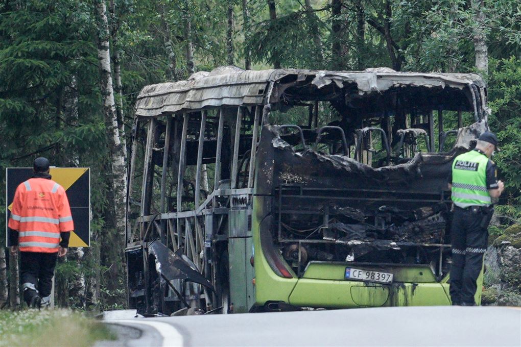 Personer ved udbrændt bus