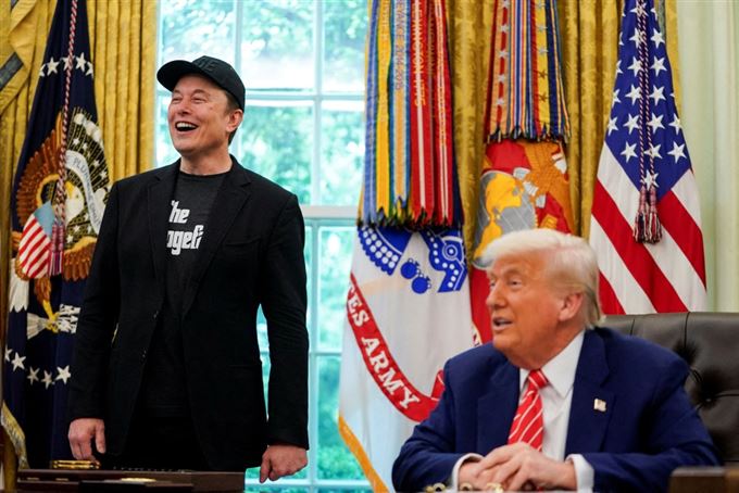 Collage af Musk og Trump i det ovale værelse