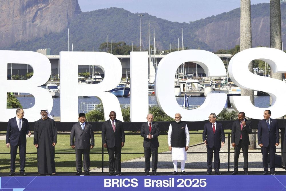 Store hvide bogstaver danner ordet BRICS