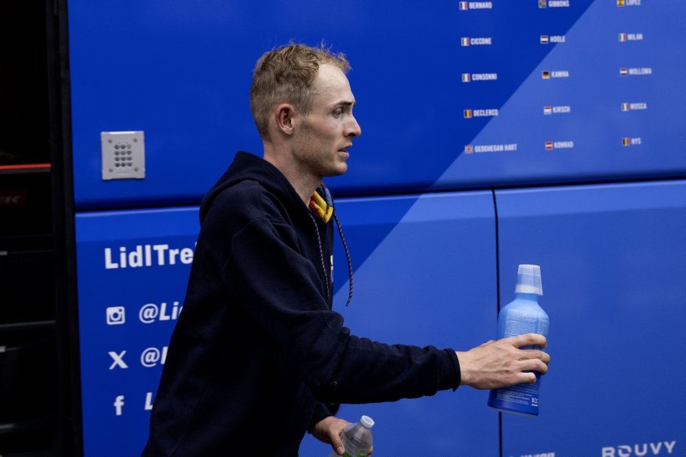 Mattias Skjelmose i mørk jakke og med en flaske vand i hånden