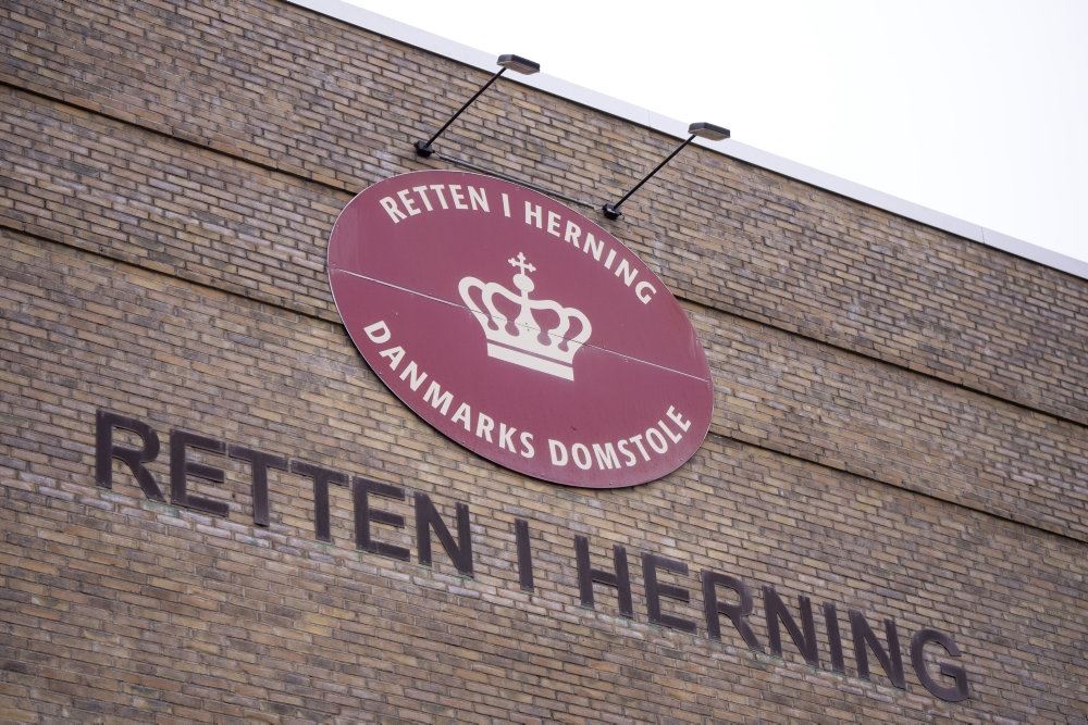 Skiltet foran retten i Herning