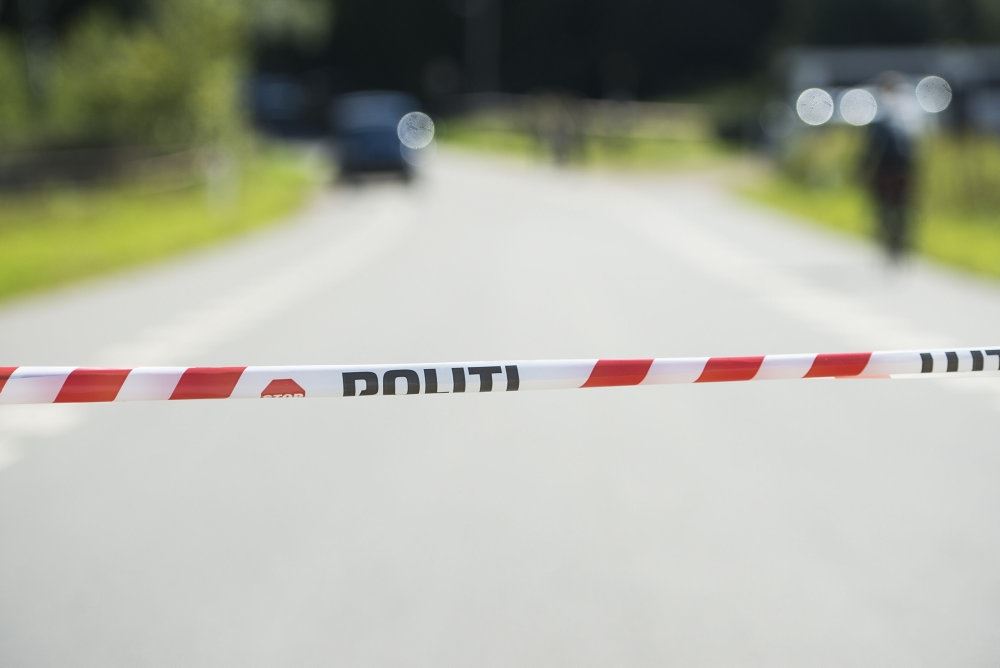 politi-tape hen over vej