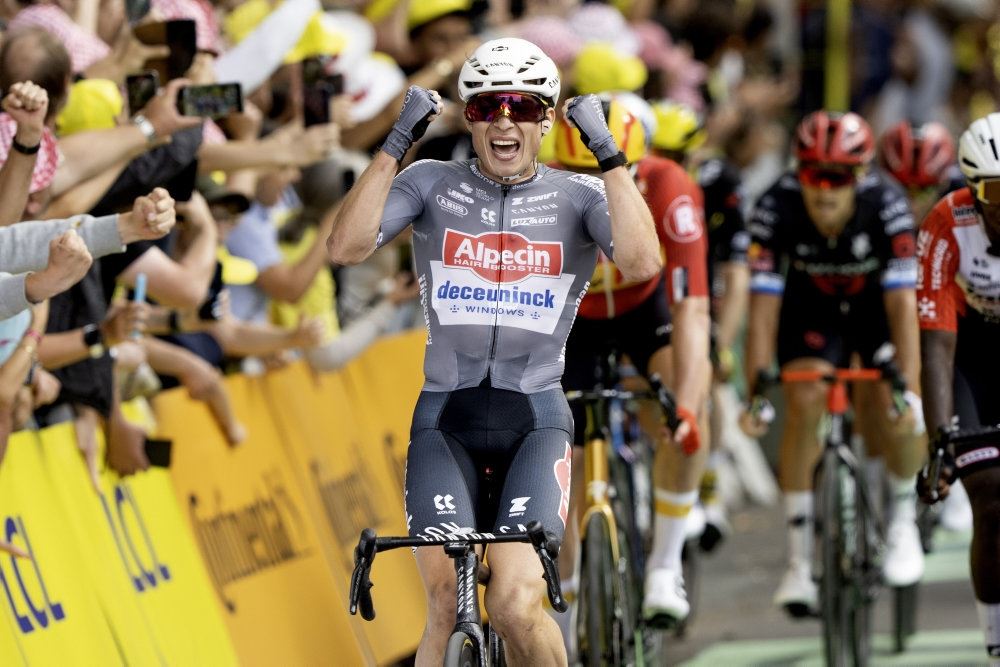 cykelrytter jubler på målstregen