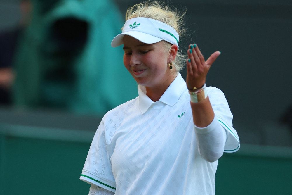 tennisspiller helt i hvidt tøj