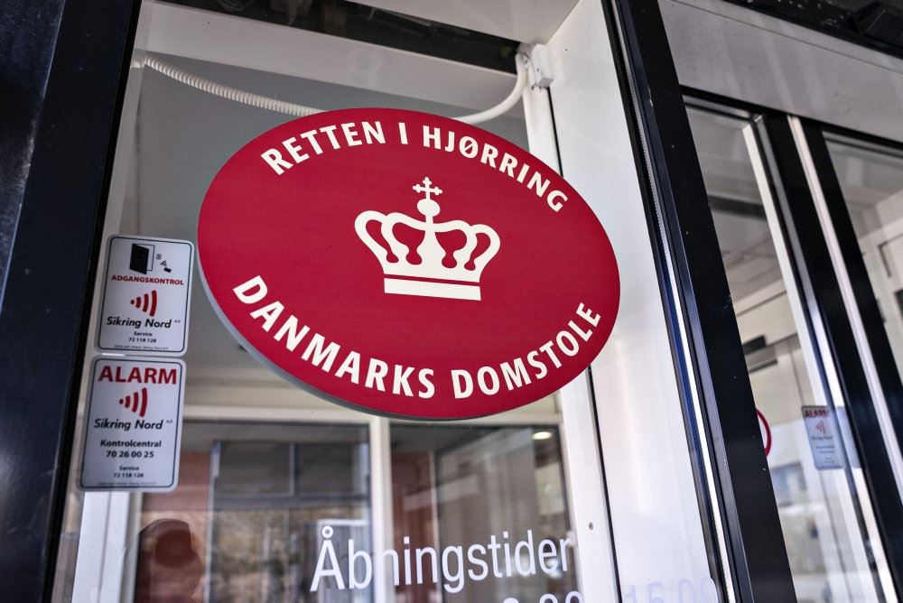 et skilt ved retten