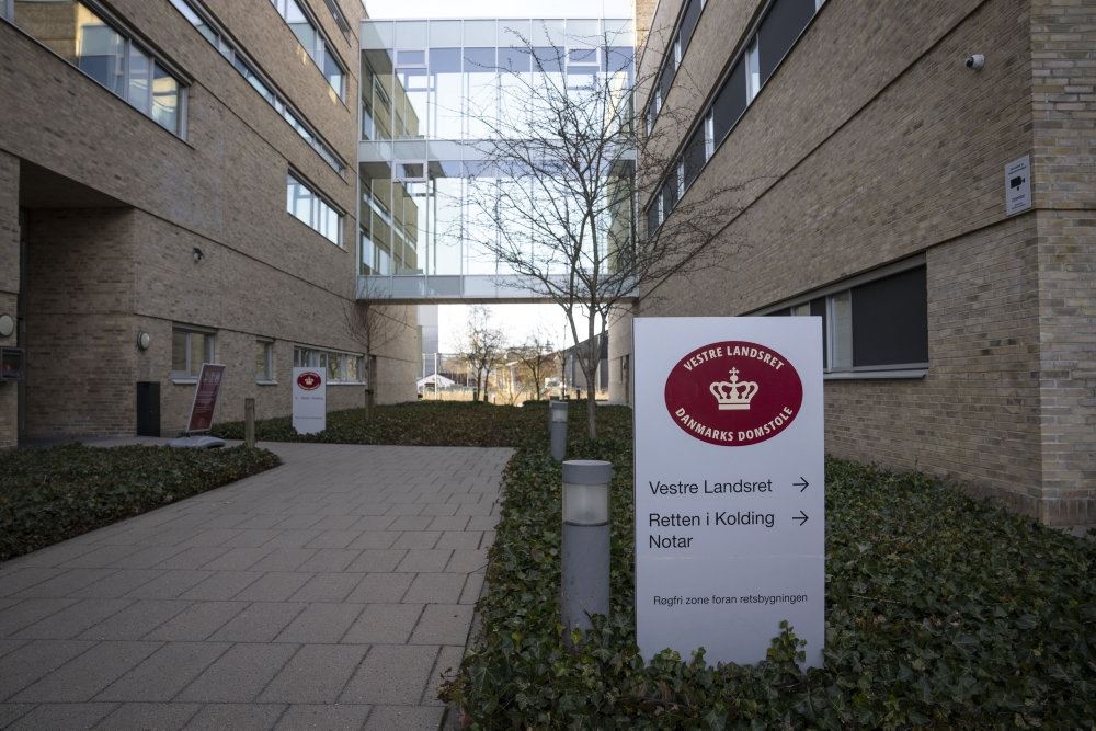 Skilt foran retten i KOlding