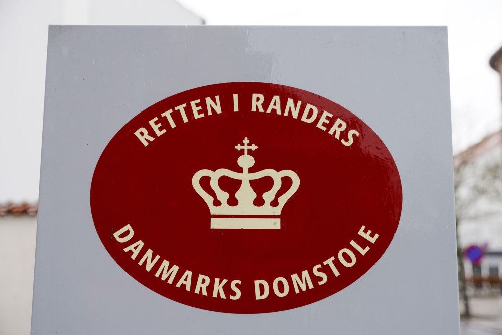 billede af skilt på retsbygning