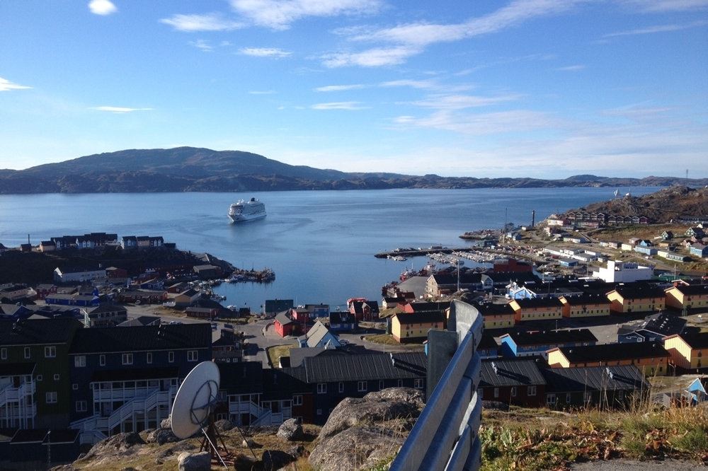 grønlandsk bygd ved fjord