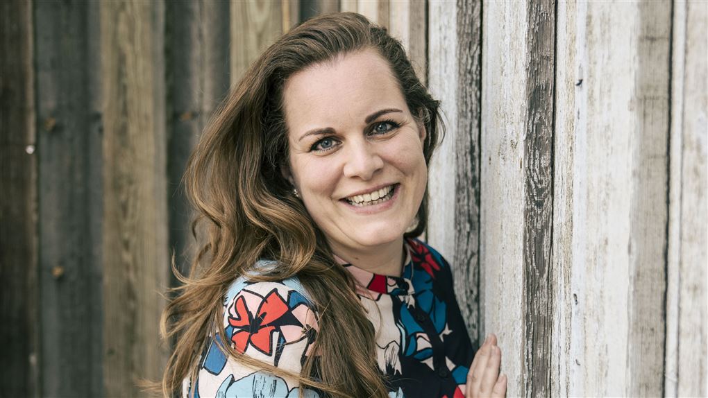 skuespiller læner sig op af væg