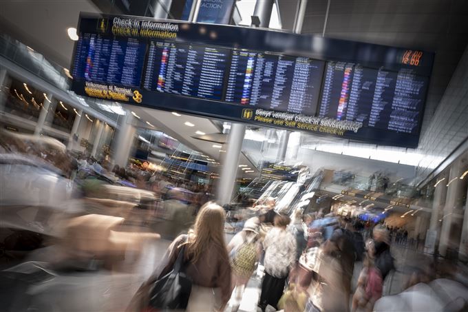 mange menensker i en lufthavn