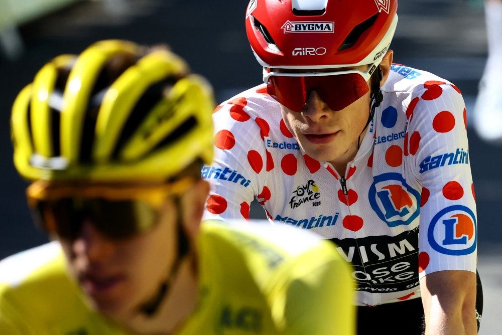 cykelryttere på vej i mål