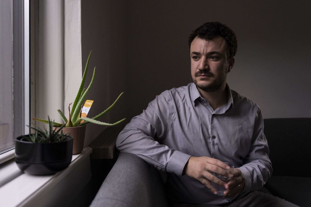 Mand bliver interviewet