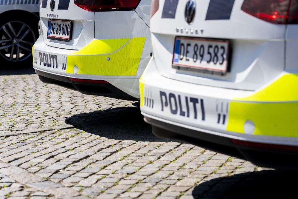 bagende af politibiler