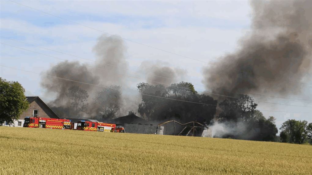 brand og sort røg fra bygninger