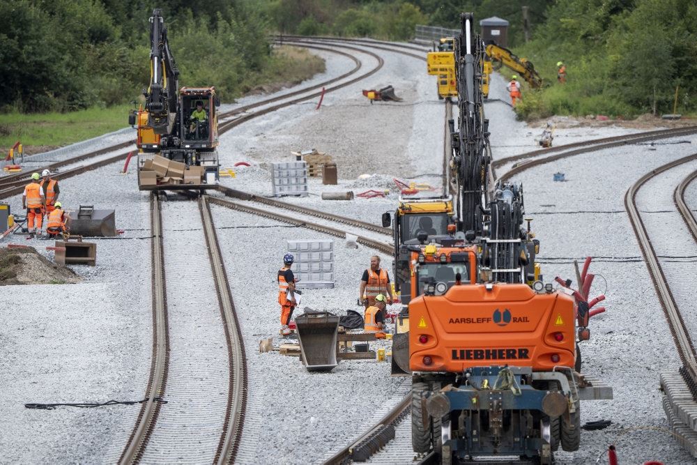 folke arbejde på jernbanespor
