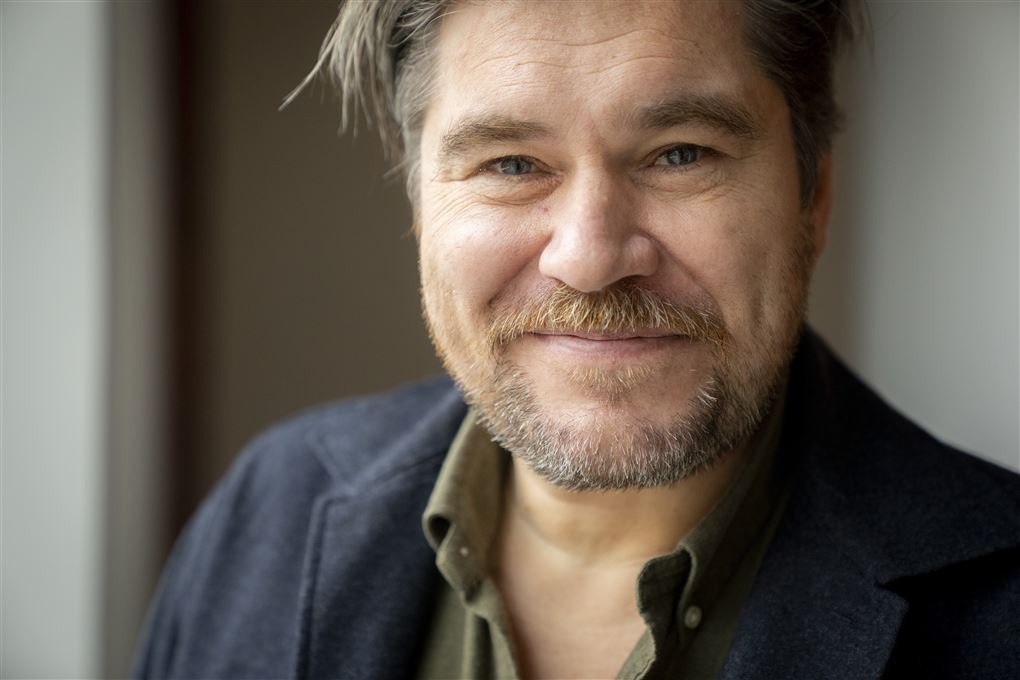 portræt af mand med stort smil