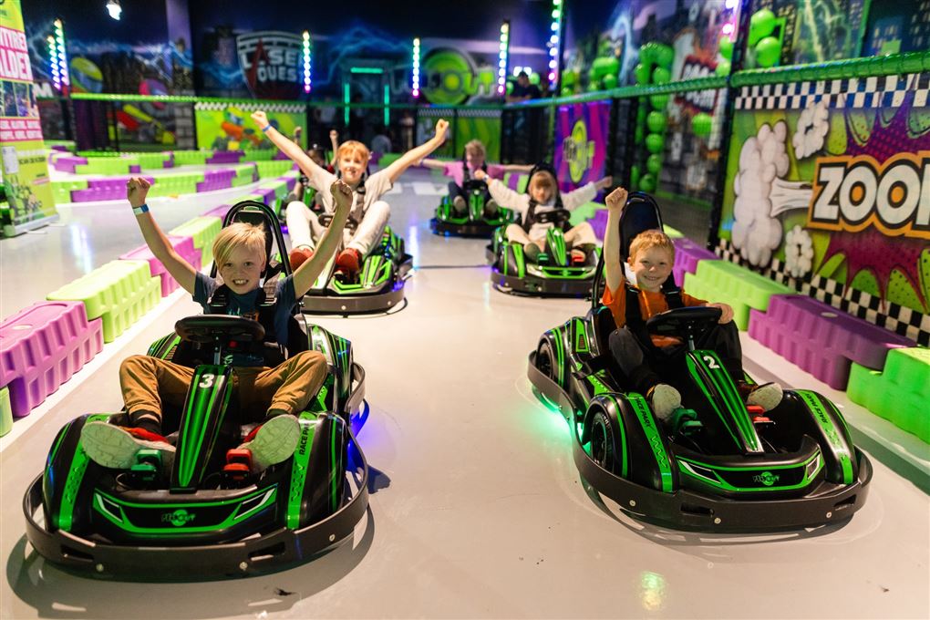 børn i små gokarts