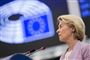 Ursula von der Leyen med flag i baggrunden