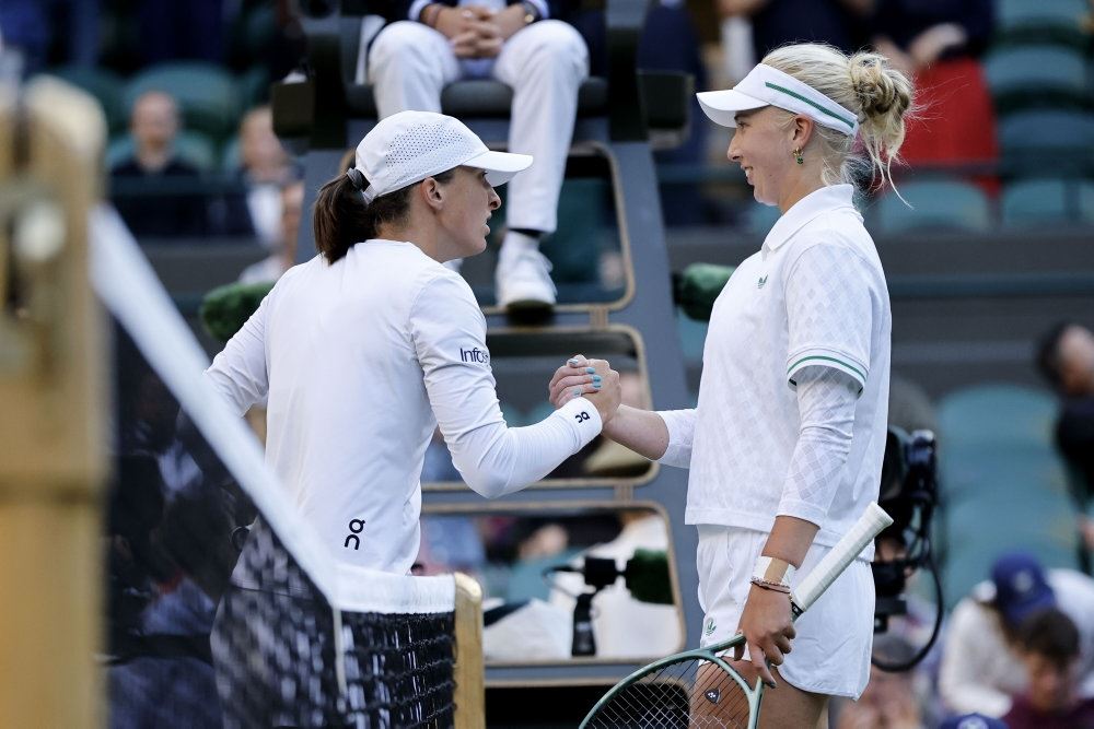 tennisspillere hilser på hinanden
