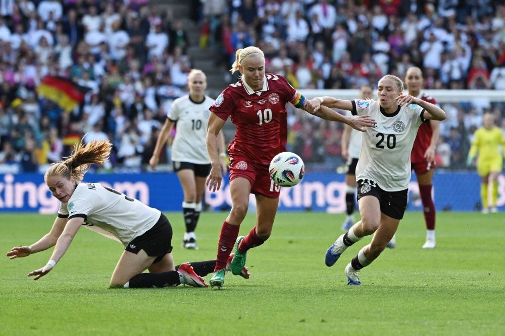 kvinder spiller fodbold