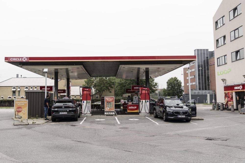 biler på tankstation