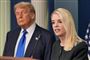 en blondine ved siden af Trump
