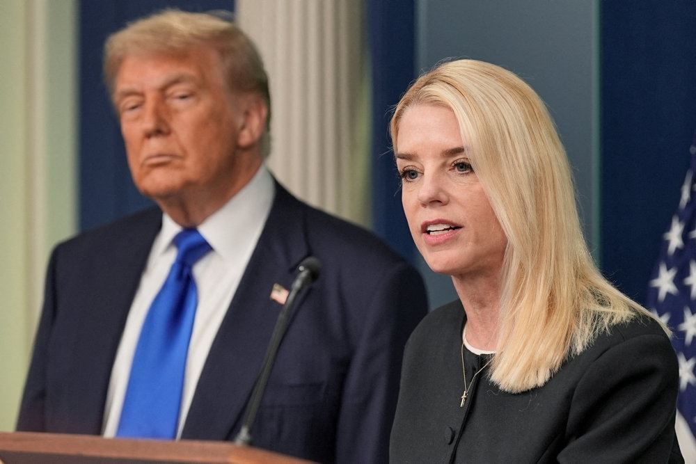en blondine ved siden af Trump