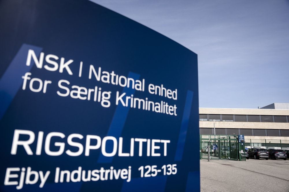 et skilt med rigspolitiet på