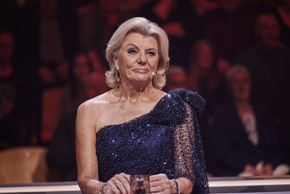 Kvinde i elegant kjole smiler