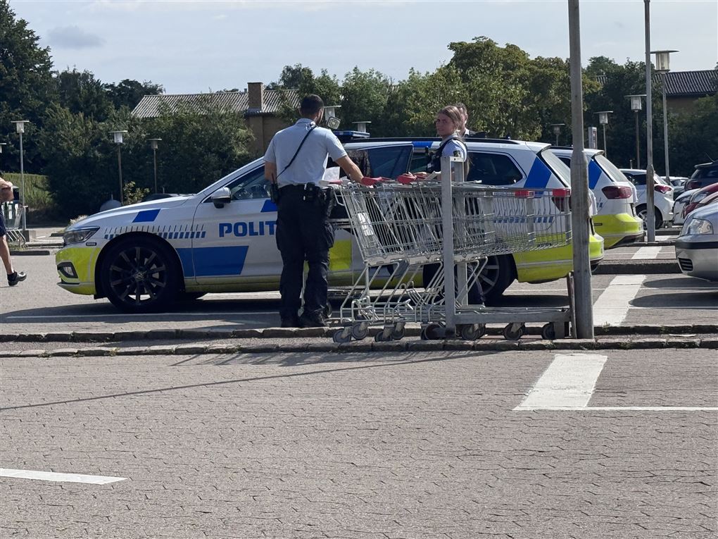 Politifolk ved indkøbsvogne