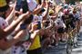 Tilskuere juler over cykelryttere