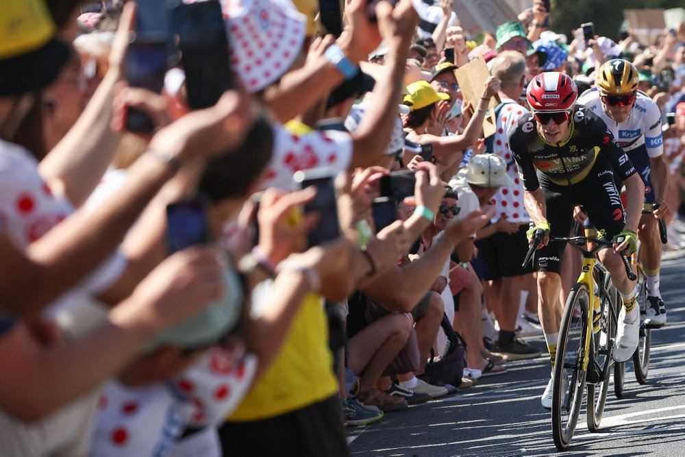 Tilskuere juler over cykelryttere