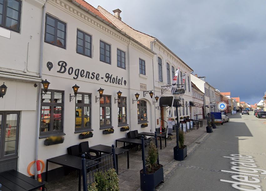 en bygning set fra gaden