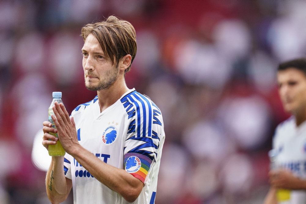fodbolsspiller med foldede hænder