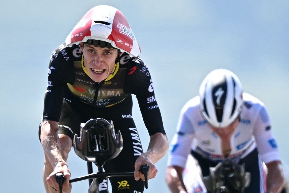 Cykelrytter med stor hjelm