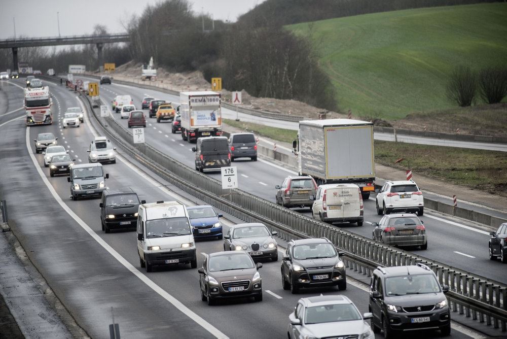 tæt trafik på motorvej