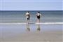 to personer på en strand
