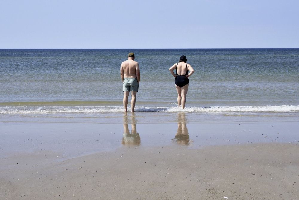 to personer på en strand