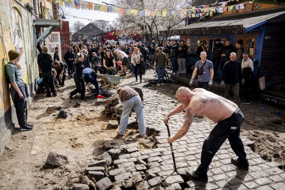 folk i en gade