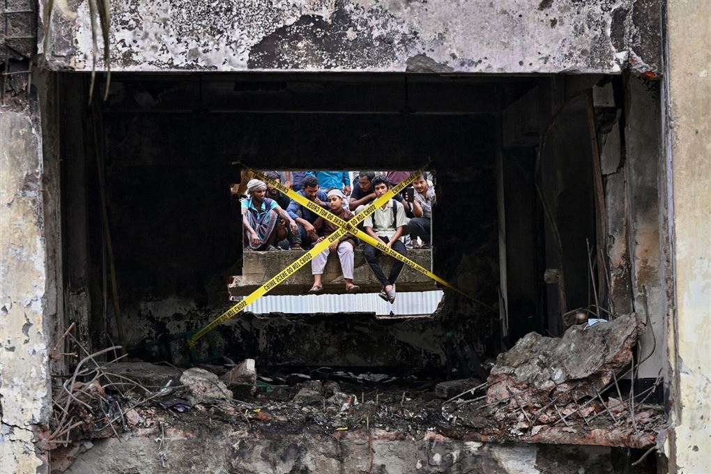 Personer betragter ulykkessted